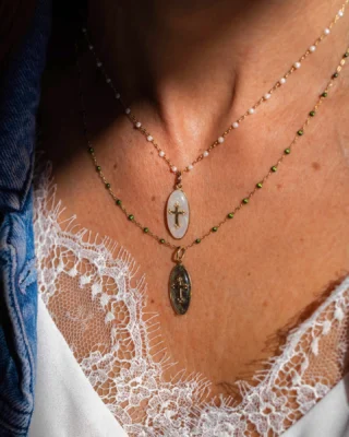 Révisez vos classiques ! 
Les médailles croix existent aussi en forme ovale et toujours dans de multiples couleurs pour une attention toujours personnalisée 🤍💙
#bijouxprecieux #artisanat
# résine #medaillon#madeinfrande #occitanie
#croix #bijouxdores #croix