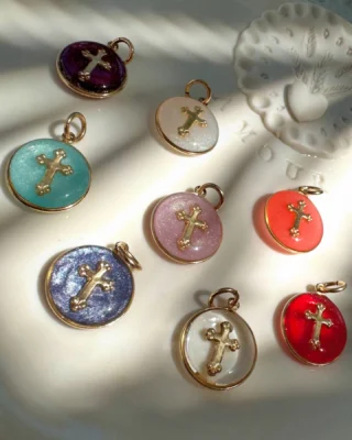 Et si à l’occasion d’un baptême ou d’une communion vous offriez une médaille originale ? 
La touche de couleur qui fait toute la différence !
Ces médailles existent aussi en version transparente pour un rendu plus classique ✨✨

#bijouxprecieux #artisanat
# résine #medaillon #madeinfrande #occitanie
#croix #bijouxdorédition