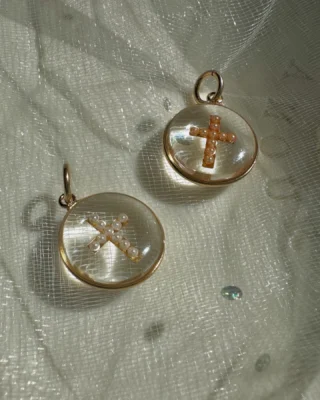 Délicatesse et élégance… 
ces médailles avec croix se distinguent par leur porter en recto / verso. Un côté croix classique en gold filled 14 carats et un côté micro perles.
Proposées en perles nacrées ou bois de rose elles habilleront les tenues de cérémonies comme les décolletés du quotidien ✨🤍

#bijouxprecieux #artisanat
# résine #medaillon#madeinfrande #occitanie #bijouxceremonie 
#croix #bijouxdores