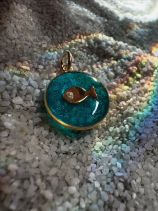 La médaille poisson en version bleu 🐟. 
En thème marin ou astrologique à vous de voir…

#bijouxprecieux #artisanat
# résine #medaillon#madeinfrande #occitanie
#croix #bijouxdores #bijouxmarins